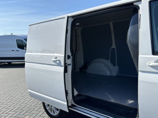 Volkswagen Transporter 2.0 TDI / L1H1 / BULLI / TREKHAAK / VIRTUAL / SOFTCLOSE / CAMERA / ADAPTIVE CRUISE / CARPLAY ActivLease financial lease