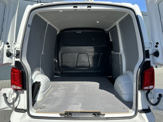 Volkswagen Transporter 2.0 TDI / L1H1 / BULLI / TREKHAAK / VIRTUAL / SOFTCLOSE / CAMERA / ADAPTIVE CRUISE / CARPLAY ActivLease financial lease