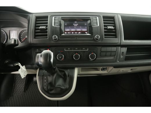 Volkswagen Transporter 2.0 TDI L2H1 150PK DSG Automaat Airco Cruise Camera 3 Persoons LED PDC Trekhaak ActivLease financial lease