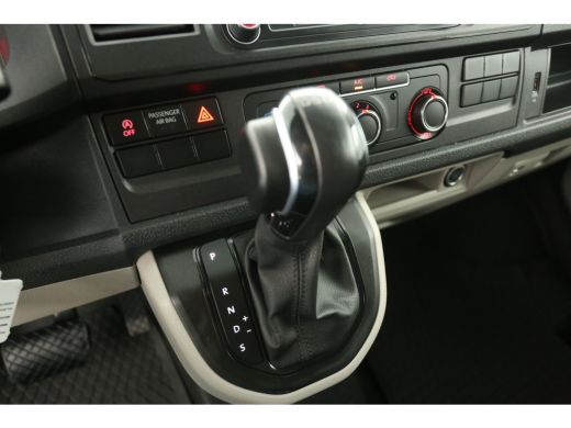 Volkswagen Transporter 2.0 TDI L2H1 150PK DSG Automaat Airco Cruise Camera 3 Persoons LED PDC Trekhaak ActivLease financial lease