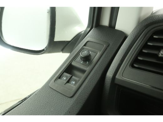 Volkswagen Transporter 2.0 TDI L2H1 150PK DSG Automaat Airco Cruise Camera 3 Persoons LED PDC Trekhaak ActivLease financial lease