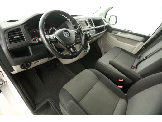 Volkswagen Transporter 2.0 TDI L2H1 150PK DSG Automaat Airco Cruise Camera 3 Persoons LED PDC Trekhaak ActivLease financial lease