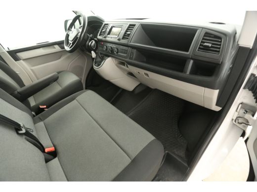 Volkswagen Transporter 2.0 TDI L2H1 150PK DSG Automaat Airco Cruise Camera 3 Persoons LED PDC Trekhaak ActivLease financial lease