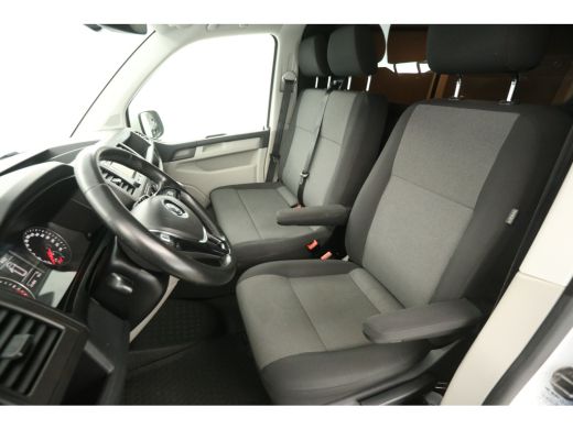Volkswagen Transporter 2.0 TDI L2H1 150PK DSG Automaat Airco Cruise Camera 3 Persoons LED PDC Trekhaak ActivLease financial lease