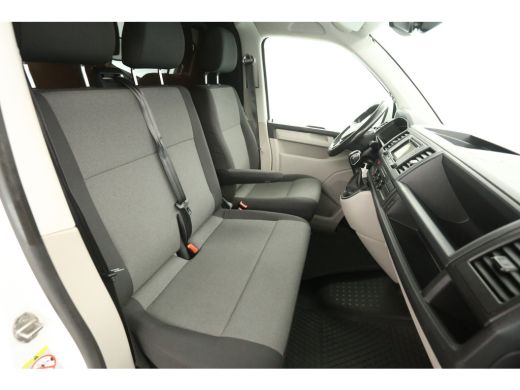 Volkswagen Transporter 2.0 TDI L2H1 150PK DSG Automaat Airco Cruise Camera 3 Persoons LED PDC Trekhaak ActivLease financial lease