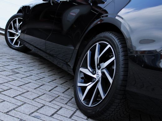 Volvo  V60 2.0 T6 Twin Engine AWD Momentum Pro NL AUTO | LEDER | CAMERA | STOELVERW | ActivLease financial lease