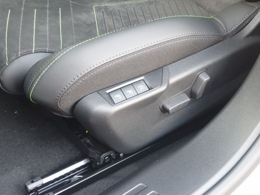 Peugeot e-2008 Peugeot GT - Electric | Advanced Active Safety Brake met camera en radar | Climate Control | Elek... ActivLease financial lease