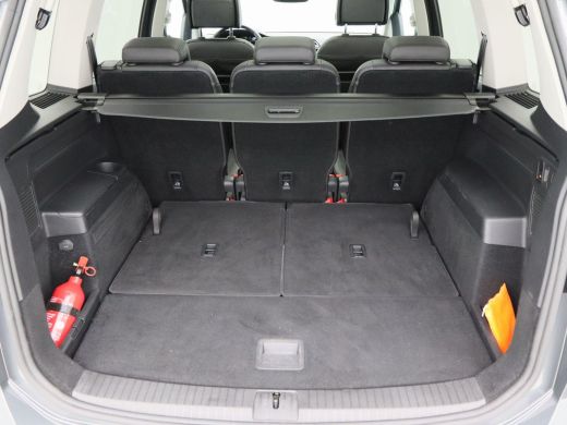 Volkswagen Touran 1.5 TSi 150 Pk Automaat Highline 7 Persoons | Leder | Panoramadak | Trekhaak | Full LED | Camera ... ActivLease financial lease