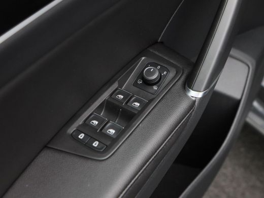 Volkswagen Touran 1.5 TSi 150 Pk Automaat Highline 7 Persoons | Leder | Panoramadak | Trekhaak | Full LED | Camera ... ActivLease financial lease