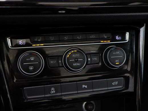 Volkswagen Touran 1.5 TSi 150 Pk Automaat Highline 7 Persoons | Leder | Panoramadak | Trekhaak | Full LED | Camera ... ActivLease financial lease
