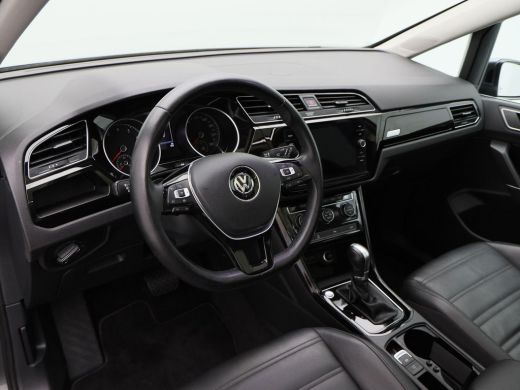 Volkswagen Touran 1.5 TSi 150 Pk Automaat Highline 7 Persoons | Leder | Panoramadak | Trekhaak | Full LED | Camera ... ActivLease financial lease