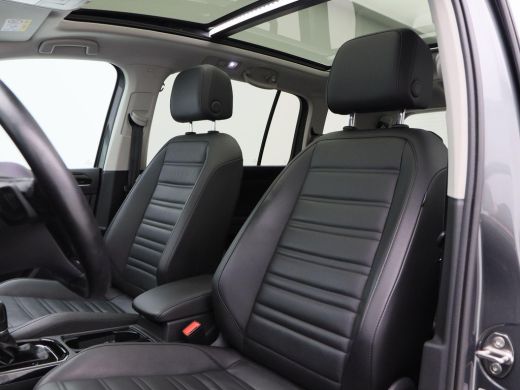 Volkswagen Touran 1.5 TSi 150 Pk Automaat Highline 7 Persoons | Leder | Panoramadak | Trekhaak | Full LED | Camera ... ActivLease financial lease