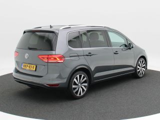 Volkswagen Touran 1.5 TSi 150 Pk Automaat Highline 7 Persoons | Leder | Panoramadak | Trekhaak | Full LED | Camera ...