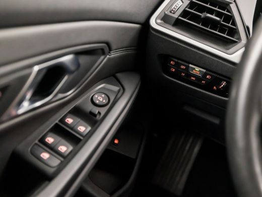 BMW 3-serie 330e Sportline 293Pk Automaat (APPLE CARPLAY, M STUUR, 1e EIGENAAR, GROOT NAVI, STOELVERWARMING, ... ActivLease financial lease