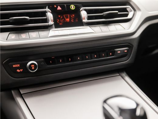 BMW 3-serie 330e Sportline 293Pk Automaat (APPLE CARPLAY, M STUUR, 1e EIGENAAR, GROOT NAVI, STOELVERWARMING, ... ActivLease financial lease