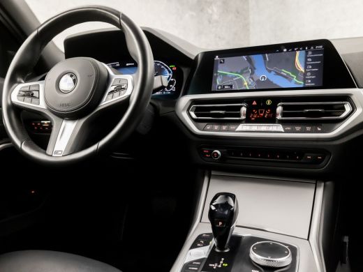 BMW 3-serie 330e Sportline 293Pk Automaat (APPLE CARPLAY, M STUUR, 1e EIGENAAR, GROOT NAVI, STOELVERWARMING, ... ActivLease financial lease