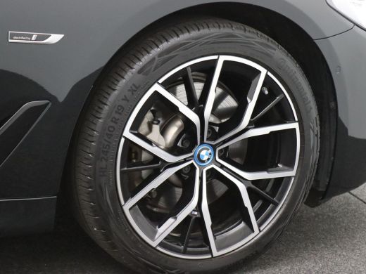 BMW 5 Serie Touring 530e Business Edition 252PK matrix led, trekhaak, head-up display, panoramadak, achteruit... ActivLease financial lease