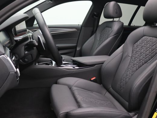 BMW 5 Serie Touring 530e Business Edition 252PK matrix led, trekhaak, head-up display, panoramadak, achteruit... ActivLease financial lease