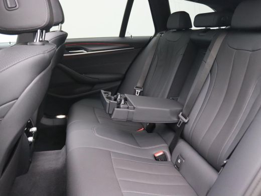 BMW 5 Serie Touring 530e Business Edition 252PK matrix led, trekhaak, head-up display, panoramadak, achteruit... ActivLease financial lease