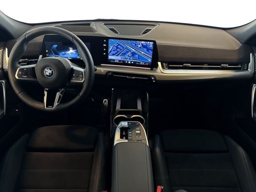 BMW iX2 eDrive20 67 kWh M-Sport / Panoramadak / Harman Kardon Soundsystem / Head-up Display / 20 inch lic... ActivLease financial lease