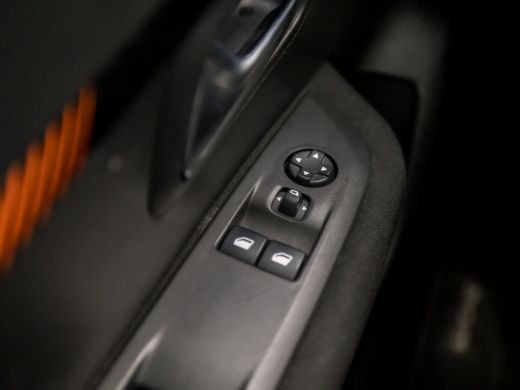 Peugeot 208 1.2 PureTech Sport (APPLE CARPLAY, GROOT NAVI, LED KOPLAMPEN, SPORTSTOELEN, LANE ASSIST, CRUISE, ... ActivLease financial lease