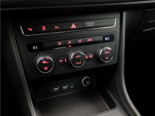 Seat Ateca 1.0 EcoTSI Sport (APPLE CARPLAY, GROOT NAVI, CAMERA, CLIMATE, DAB+, SPORTSTOELEN, LED KOPLAMPEN, ... ActivLease financial lease