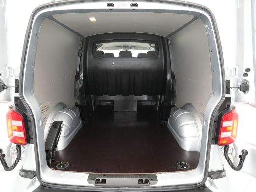 Volkswagen Transporter 2.0 TDI L2H1 DC Highline Navigatie Trekhaak Voorruitverwarming Acc ActivLease financial lease