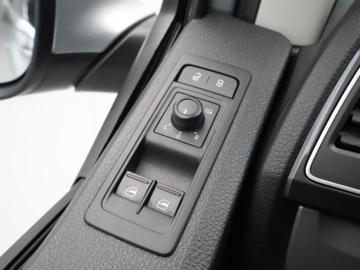 Volkswagen Transporter 2.0 TDI L2H1 DC Highline Navigatie Trekhaak Voorruitverwarming Acc ActivLease financial lease