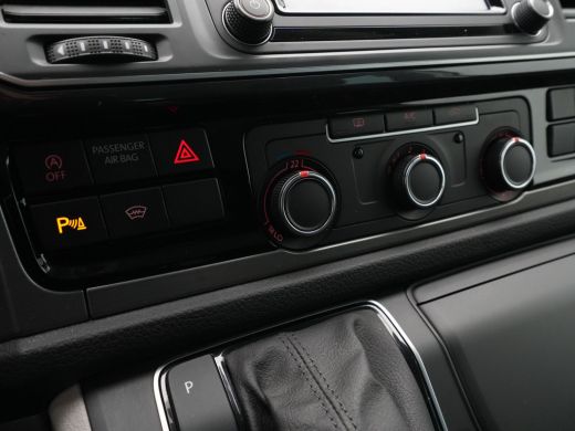 Volkswagen Transporter 2.0 TDI L2H1 DC Highline Navigatie Trekhaak Voorruitverwarming Acc ActivLease financial lease
