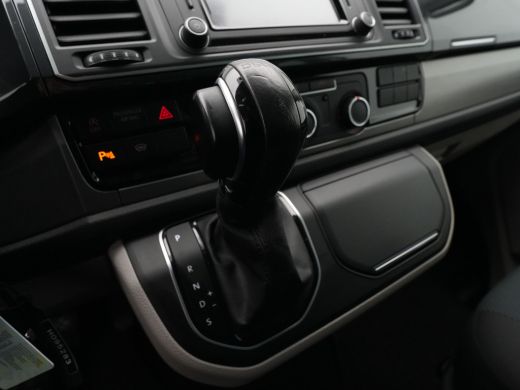 Volkswagen Transporter 2.0 TDI L2H1 DC Highline Navigatie Trekhaak Voorruitverwarming Acc ActivLease financial lease