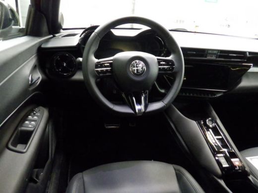 Alfa Romeo Junior Alfa Romeo Elettrica Speciale 54 kWh | Achteruitrijcamera | Airco (automatisch) | Apple Carplay/A... ActivLease financial lease