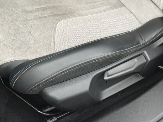 Peugeot e-2008 EV GT Pack 50 kWh | Achteruitrijcamera | Airco (automatisch) | Cruise control adaptief met Stop&G... ActivLease financial lease