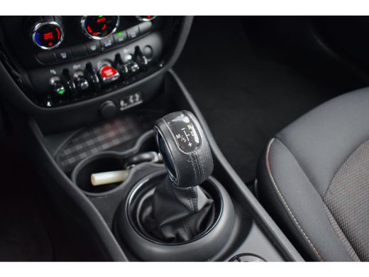 Mini Clubman 1.5 Cooper Pepper Serious Business | Automaat | H/K | 17" LM | Cruise ActivLease financial lease
