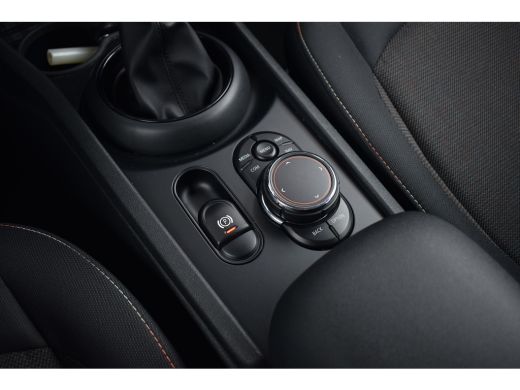 Mini Clubman 1.5 Cooper Pepper Serious Business | Automaat | H/K | 17" LM | Cruise ActivLease financial lease