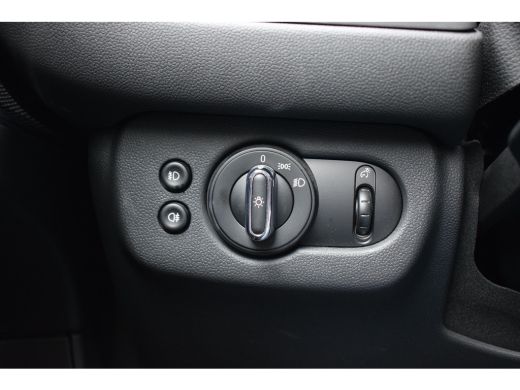 Mini Clubman 1.5 Cooper Pepper Serious Business | Automaat | H/K | 17" LM | Cruise ActivLease financial lease