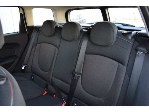 Mini Clubman 1.5 Cooper Pepper Serious Business | Automaat | H/K | 17" LM | Cruise ActivLease financial lease