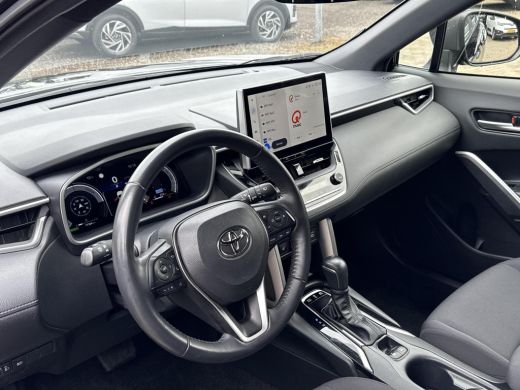 Toyota Corolla Cross Hybrid 200 Dynamic **NAVIGATIE/ STOEL EN STUURWIELVERWARMING/ PARKEERSENSOREN VOOR EN ACHTER/ 36 ... ActivLease financial lease