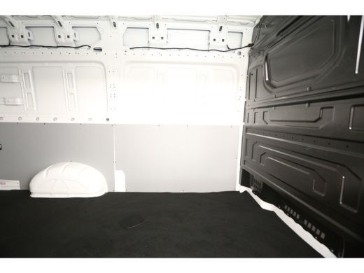 Volkswagen Crafter 30 2.0 TDI L3H3 140PK Airco Cruise Parkeersensoren 3 Persoons Elektrpakket ActivLease financial lease