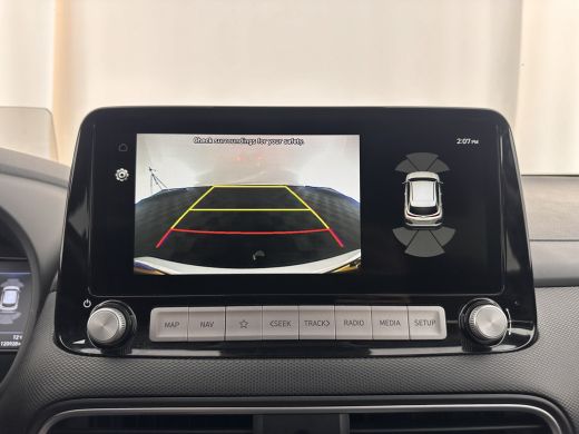 Hyundai KONA EV Premium 64 kWh [ 3-Fase ] (INCL-BTW) *HEAT-PUMP | FULL-LEATHER | HEAD-UP | FULL-LED | NAVI-FUL... ActivLease financial lease