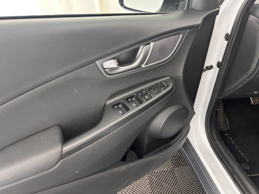 Hyundai KONA EV Premium 64 kWh [ 3-Fase ] (INCL-BTW) *HEAT-PUMP | FULL-LEATHER | HEAD-UP | FULL-LED | NAVI-FUL... ActivLease financial lease