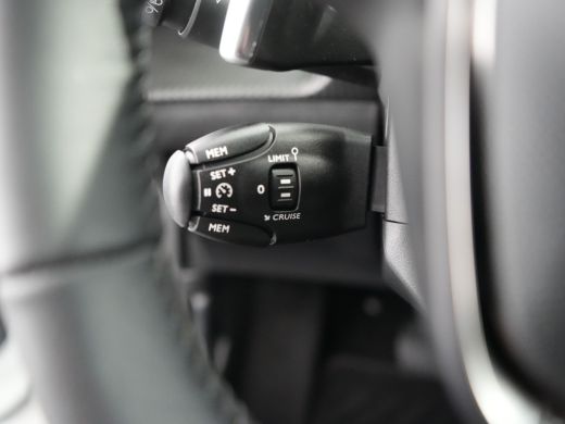 Peugeot 2008 Peugeot 1.2 PureTech Allure Pack Automaat | Achteruitrijcamera | Airco (automatisch) | Keyless start ActivLease financial lease