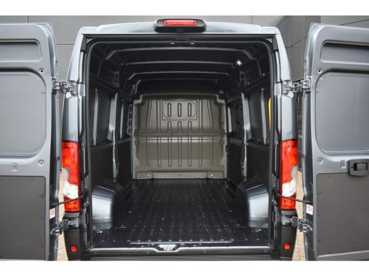 Peugeot Boxer 2.2 BlueHDi 140 S&S L2H2 3.5t | Trekhaak | Navigatie | Cruise Control | Draadloos Apple Carplay &... ActivLease financial lease