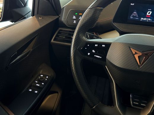 Seat Born Business One 204pk 62 kWh / Voorstoelen verwarmd / Navigatiesysteem / Achteruitrijcamera ActivLease financial lease