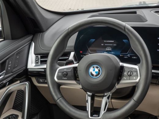 BMW iX1 xDrive30 (67 kWh) M-SPORT ** LED, BEIGE LEDER, PANORAMA, TREKH, ACC, HiFi, 20-inch LMV ** 24k ond... ActivLease financial lease