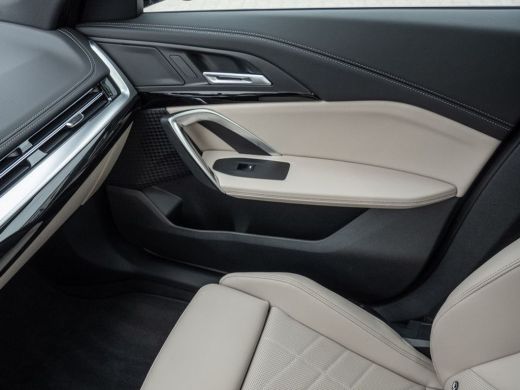 BMW iX1 xDrive30 (67 kWh) M-SPORT ** LED, BEIGE LEDER, PANORAMA, TREKH, ACC, HiFi, 20-inch LMV ** 24k ond... ActivLease financial lease