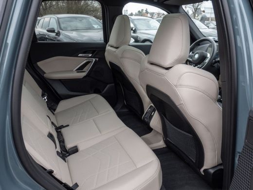 BMW iX1 xDrive30 (67 kWh) M-SPORT ** LED, BEIGE LEDER, PANORAMA, TREKH, ACC, HiFi, 20-inch LMV ** 24k ond... ActivLease financial lease