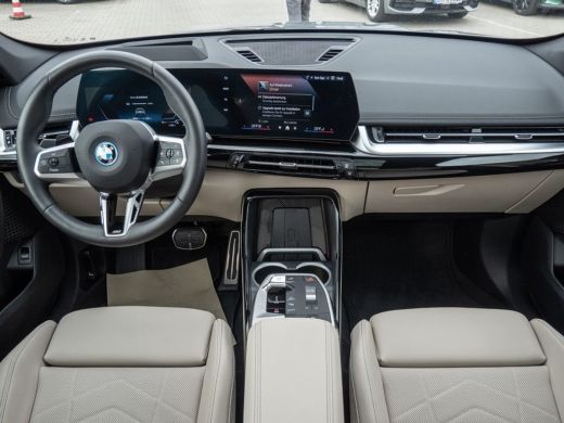 BMW iX1 xDrive30 (67 kWh) M-SPORT ** LED, BEIGE LEDER, PANORAMA, TREKH, ACC, HiFi, 20-inch LMV ** 24k ond... ActivLease financial lease