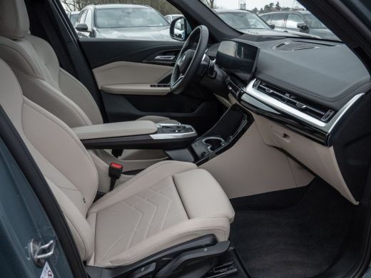 BMW iX1 xDrive30 (67 kWh) M-SPORT ** LED, BEIGE LEDER, PANORAMA, TREKH, ACC, HiFi, 20-inch LMV ** 24k ond... ActivLease financial lease