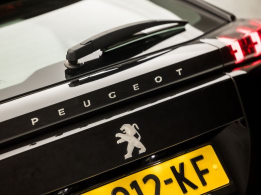 Peugeot 2008 1.2 PureTech Sport (APPLE CARPLAY, GROOT NAVI, CLIMATE, LED KOPLAMPEN, SPORTSTOELEN, PARKEERSENSO... ActivLease financial lease