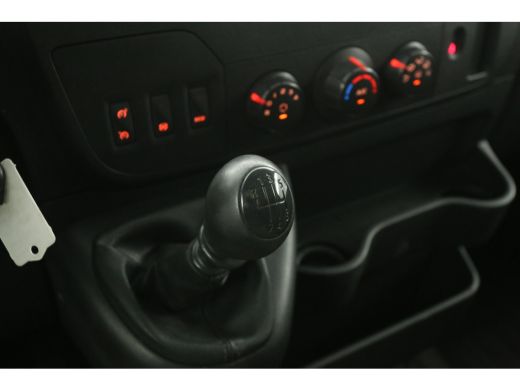 Renault Master T35 2.3 dCi L2H2 146PK Airco 2xSchuifdeur Cruise Camera PDC 3 Persoons Elektrpakket Trekhaak ActivLease financial lease